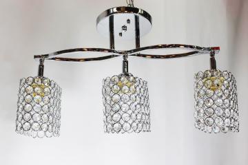 Lustra cadru metalic argintiu, boluri cristal, 3 becuri
